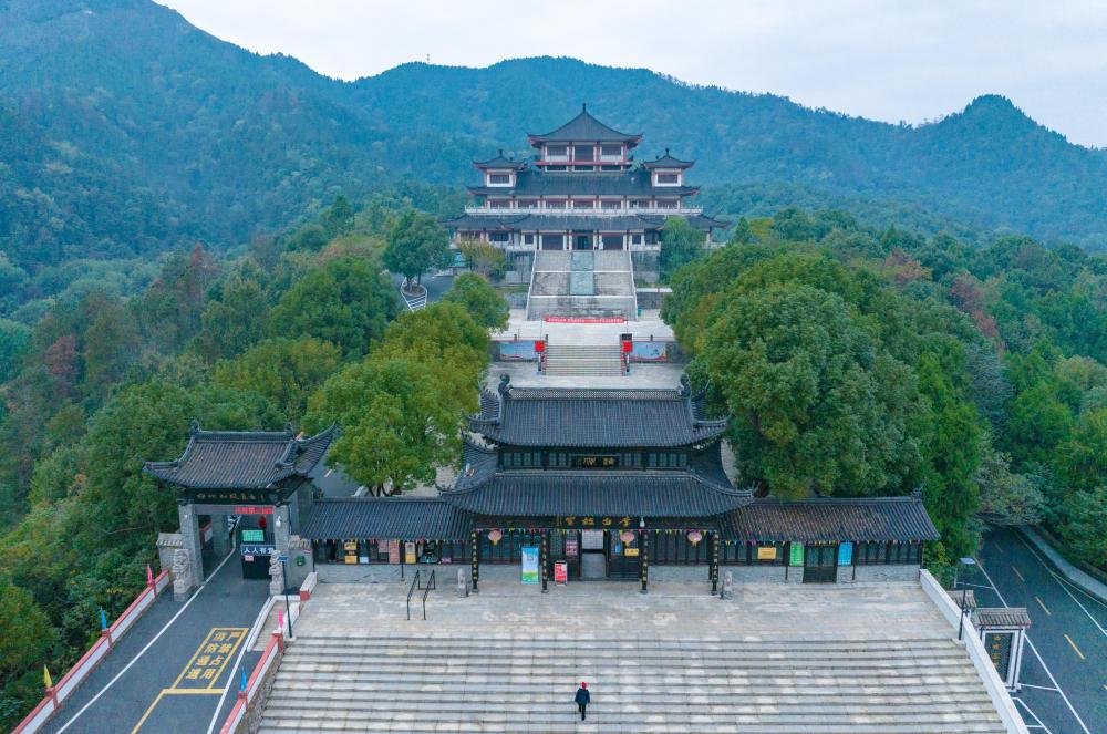 白兆山是唐代大诗人李白"酒隐安陆,蹉跎十年"的栖居地,李白在安陆度过