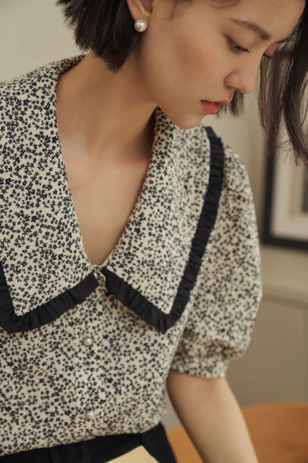 微调了好几次,才达到既能露锁骨又不至于走光,还衬得脖颈细长的效果