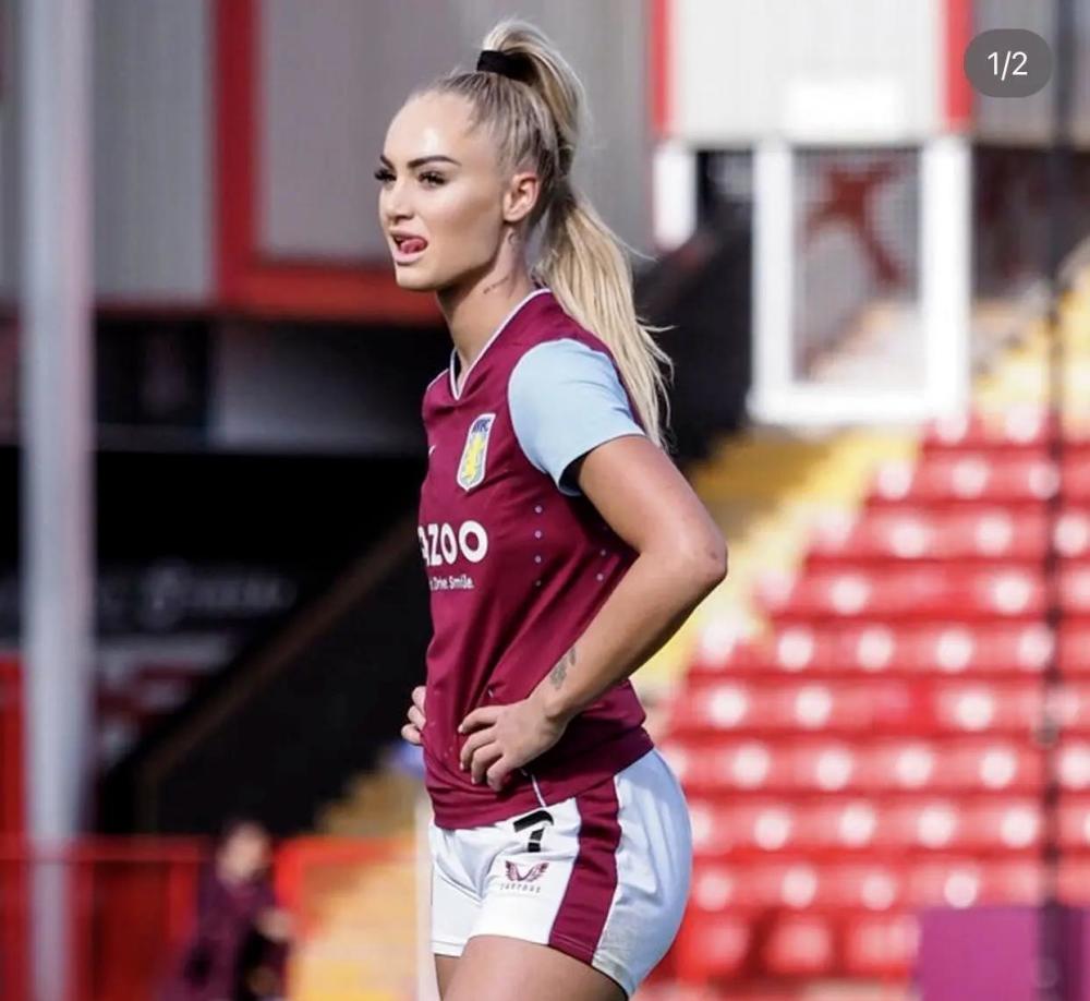 顶级联赛的球队,例如锋线上的艾丽莎-莱曼效力于英超阿斯顿维拉女足