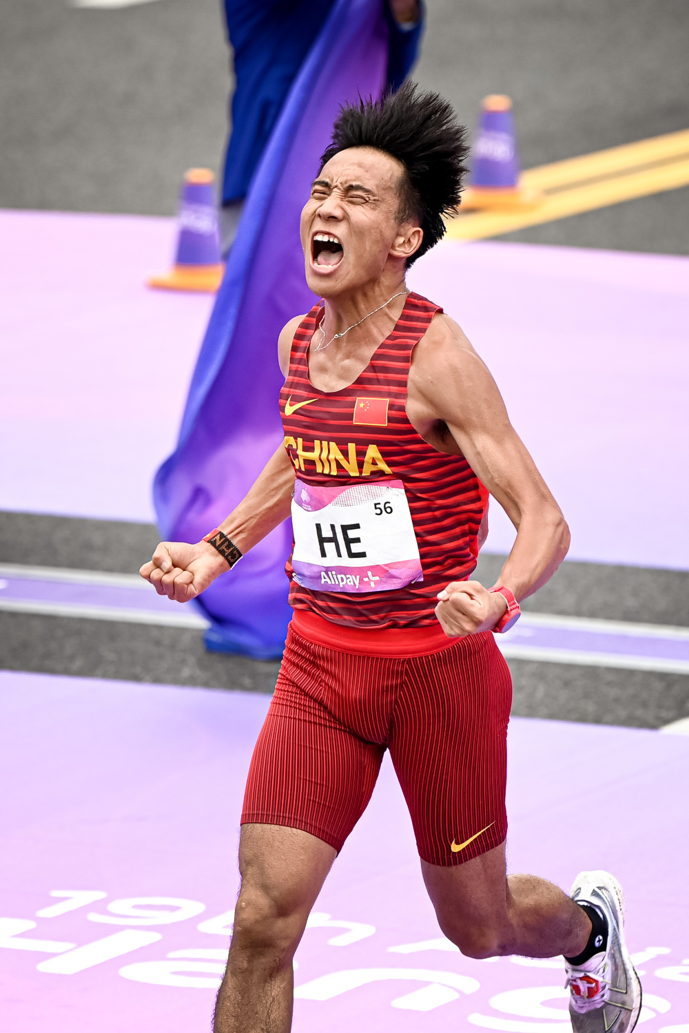 田径何杰获得男子马拉松冠军