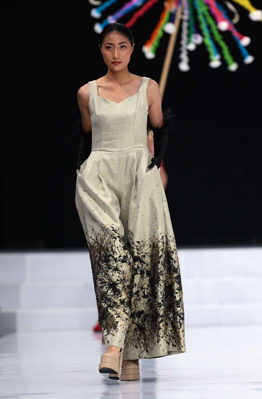 举行的印度尼西亚时装周上展示设计师阿尔琼·普特拉设计的新款服装