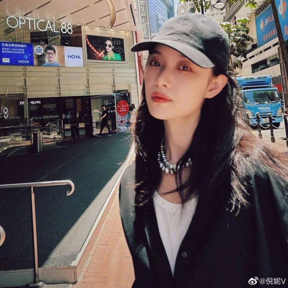 倪妮连放30张自拍,是珍珠大户没错了!