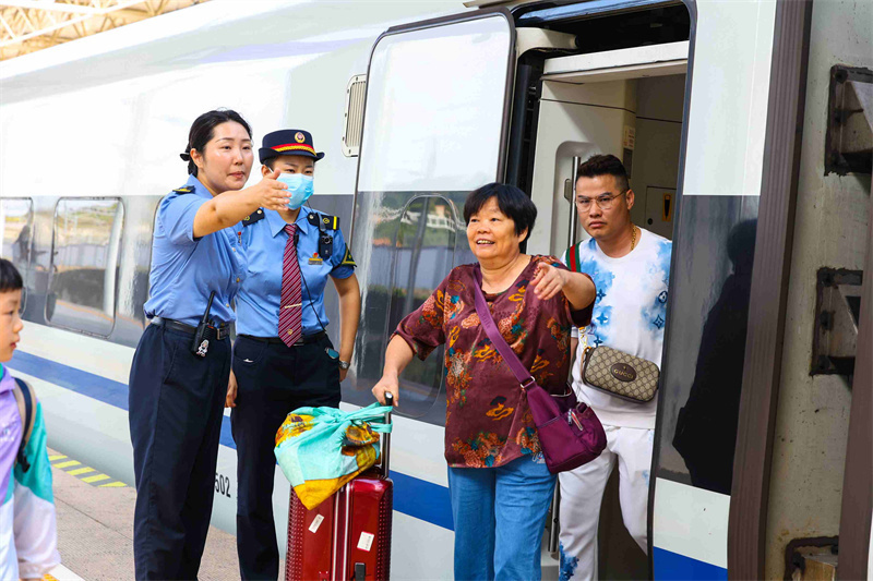 【坚守岗位过"双节"】铁路客运值班员:日行三万步 助力黄金周_腾讯