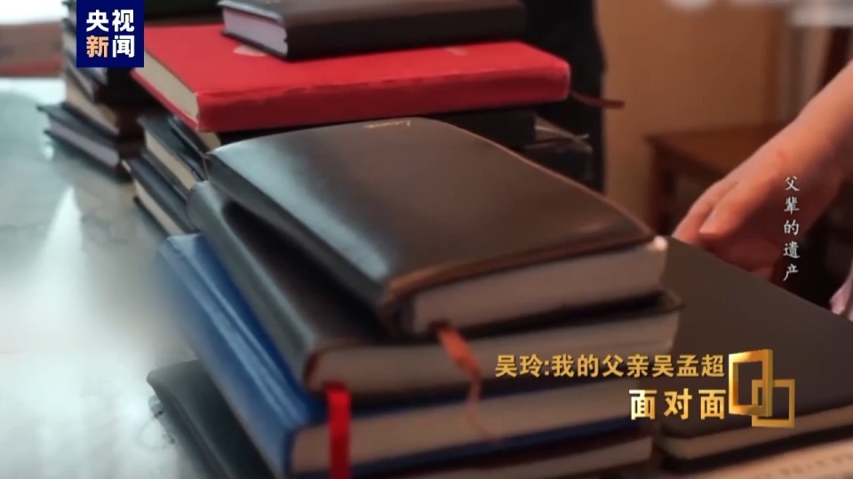 2011年,吴佩煜因病去世,从那时起,吴孟超像妻子那样,每天记录下自己的