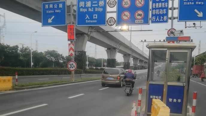 险象环生非机动车频频骑上闵浦二桥记者实地探访