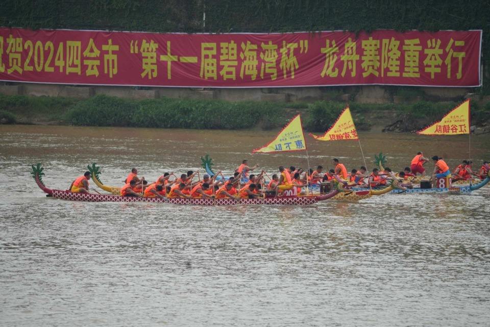 副市长邓宏安在致辞中表示,龙舟竞赛不仅是一项群众性体育竞技活动,更