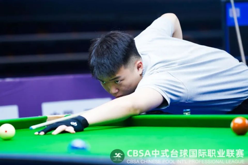 赵岩昊10岁开始打球,正是中式台球世锦赛诞生之时,之后他参加过一次