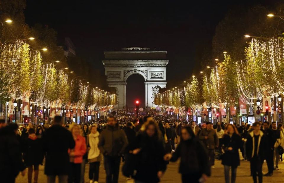 白天的巴黎忙碌而生动,夜晚的巴黎浪漫而迷人