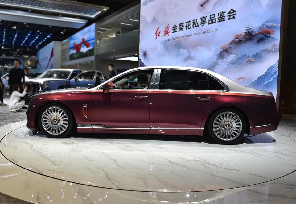 红旗全新大型轿车亮相,外观很霸气,车长5353mm,4座,两种动力
