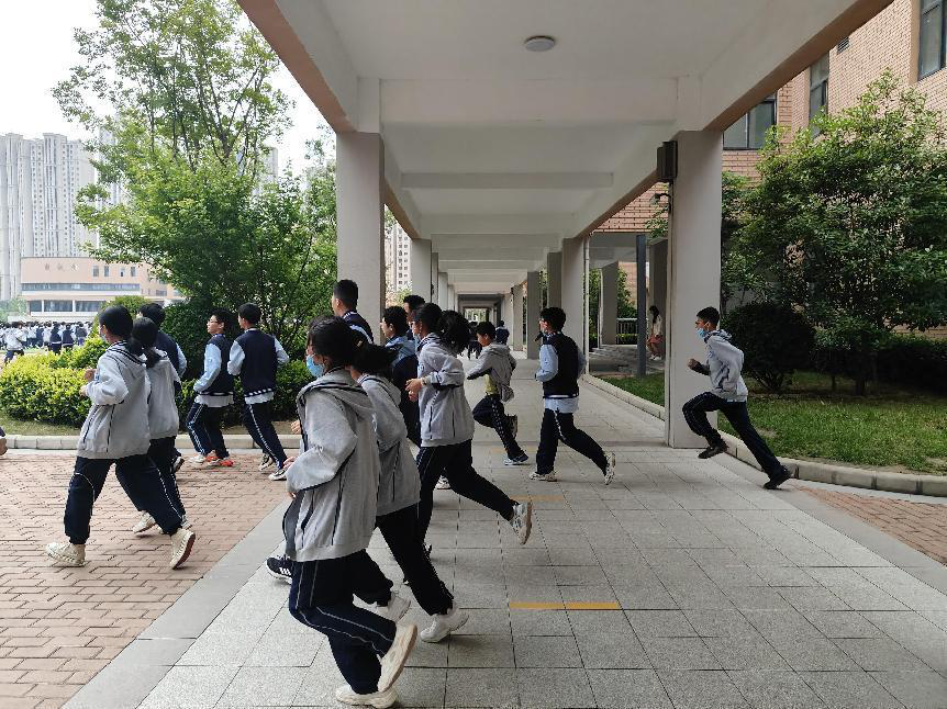 居安思危 防震未然 霞飞路中学(郑州八中管城校区)开展地震应急避险