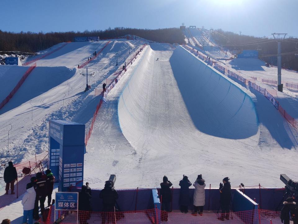 据悉,第十四届全国冬季运动会单板滑雪u型场地技巧比赛于2月15至17日