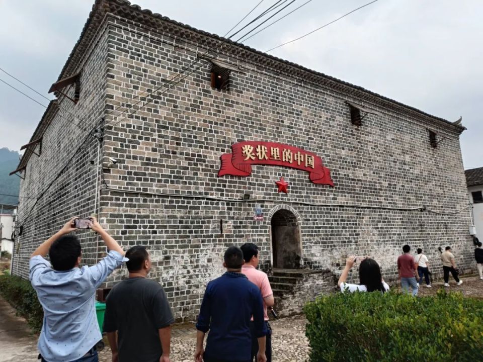 10月26日上午,网络大v们前往连城县罗坊乡岗头村晾房群,文亨镇推介