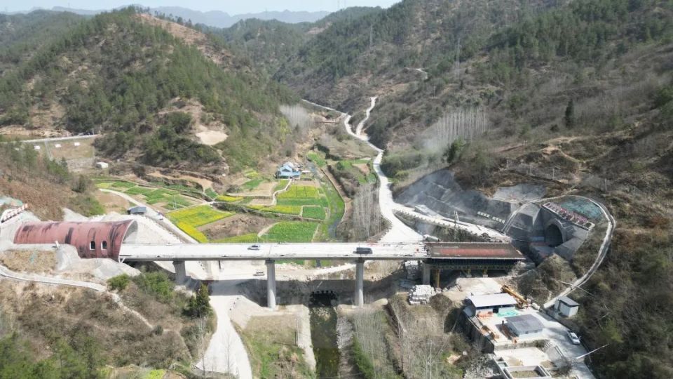 西十高铁一工区寺沟大桥胜利合拢