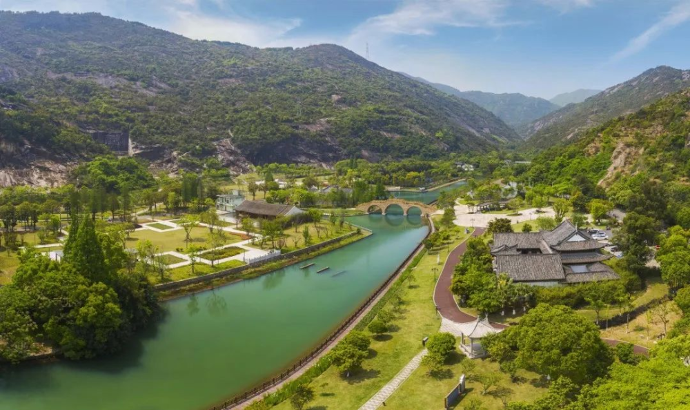 景区属大罗山脉,包含钟秀园,瑶溪泷,龙岗山,千佛塔,青山湖,双岙泷等