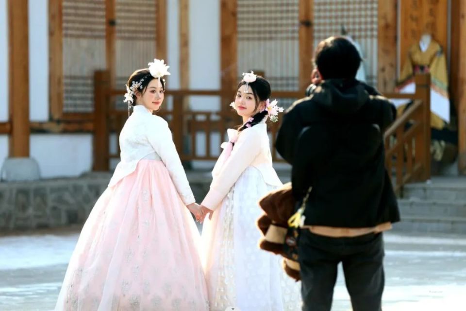 延吉旅拍经济火催生新兴职业!妆造师巧演绎"古今穿越"!_腾讯新闻