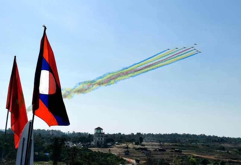 67空军"红鹰"飞行表演队参加老挝人民军建军75周年庆祝活动并进行