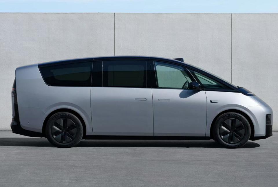 理想mega的长宽高分别为5350/1965/1850mm,轴距为3300mm,达到了大型