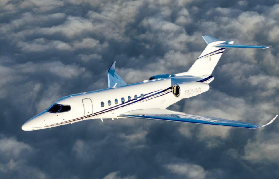 赛斯纳奖状700经度最多可搭乘12名乘客,航程可达6482千米,满油载重量