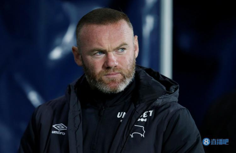 鲁尼现在球员在更衣室低头就玩手机贝林厄姆是年轻球员榜样