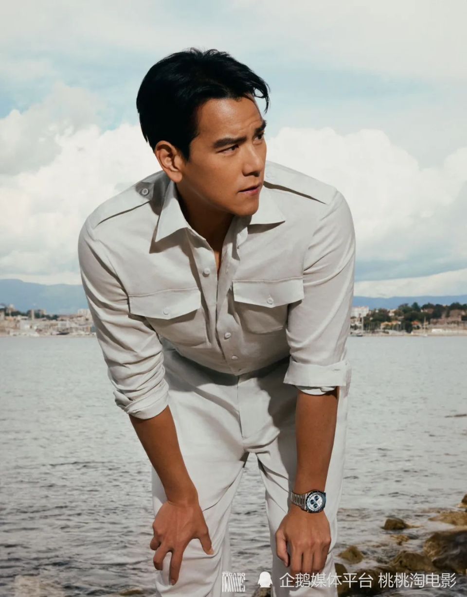 男星彭于晏《悦游》封面大片,阳光帅气漫游城市山海间