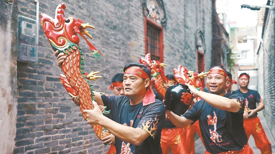 醉龙舞省级代表性传承人黄金渐:游龙醉步舞蹁跹