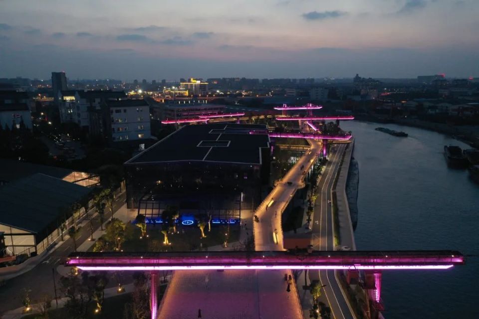 湾科创园隔水相望;西近南北高架,与地铁1号线呼兰路站1号出口200余米