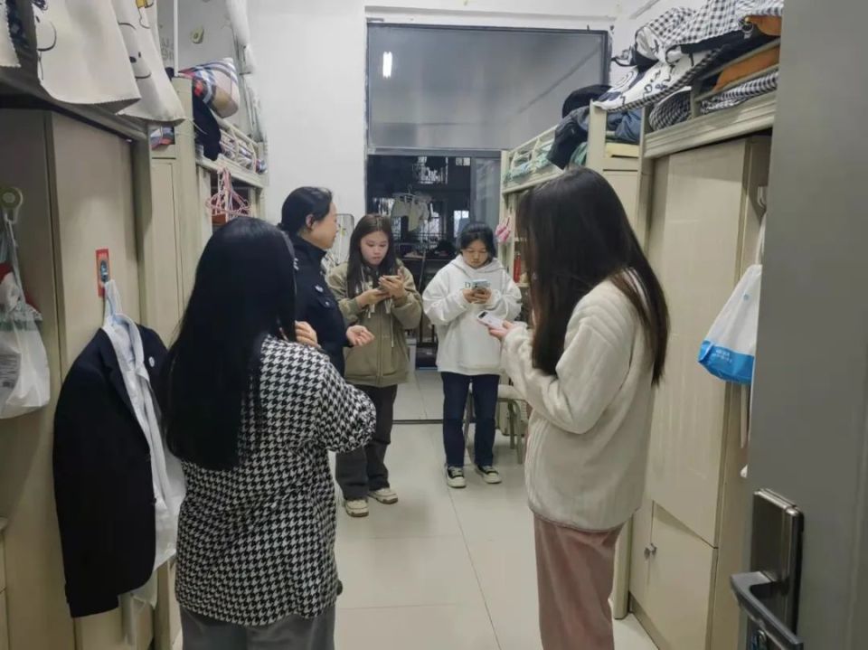 宣传期间,清镇市公安局民警辅警到职教城各院校开展警校联动反诈宣传