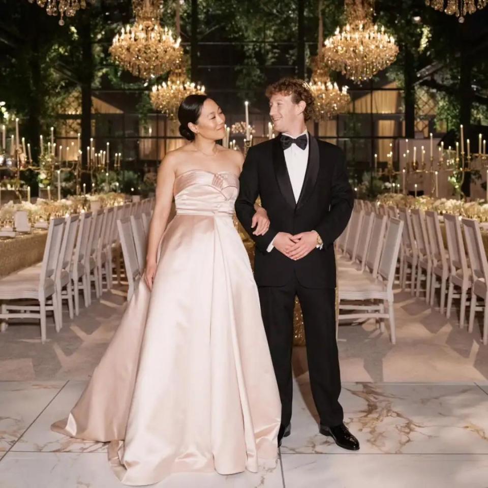 扎克伯格疯传离婚，撕西装跳舞讨好老婆！中年危机缺啥秀啥？-腾讯新闻