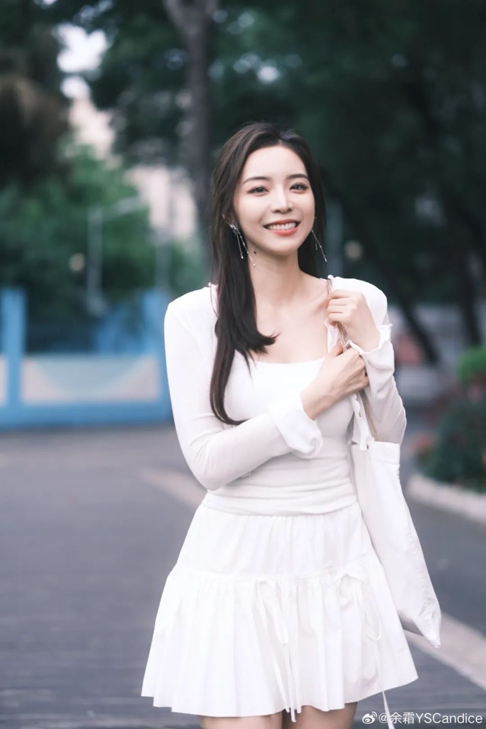 【lpl老婆】余霜来到四川大学,青春洋溢好像女大学生