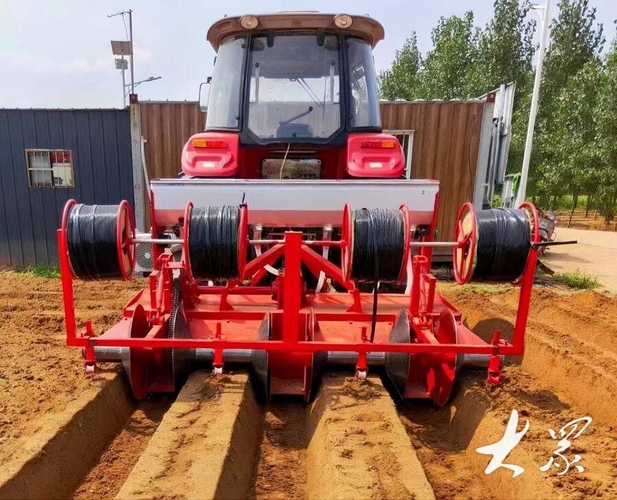 改良后的起垄机.