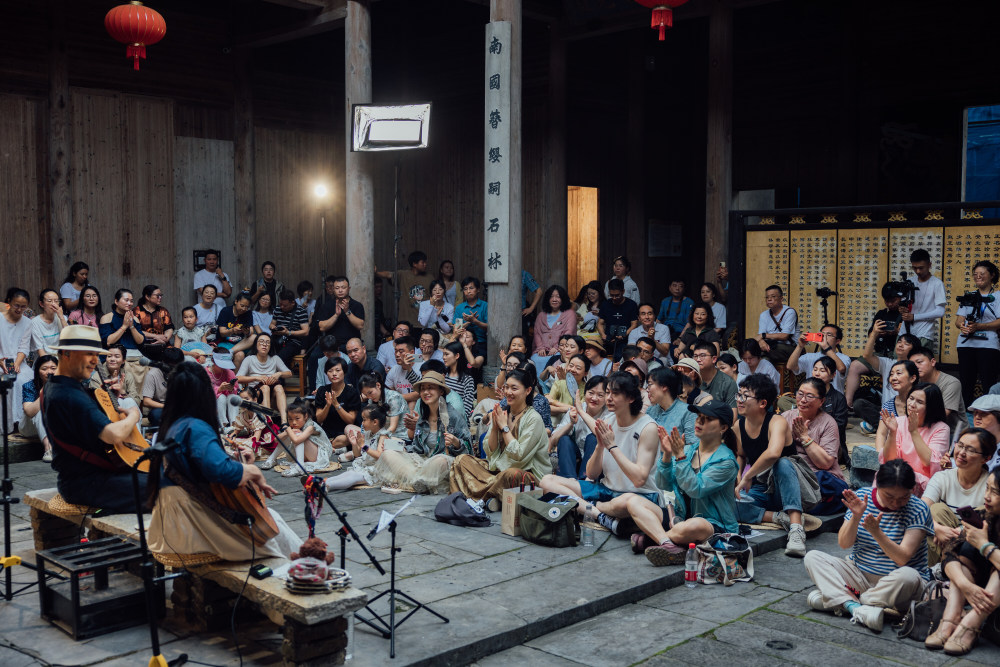 在黄山脚下的千年古村,歌手小娟唱起了《南屏晚风》