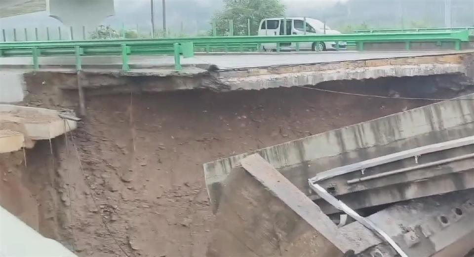 陜西寶雞快速干線一橋面傾覆塌陷，一車輛前輪懸空險墜落，無人員傷亡