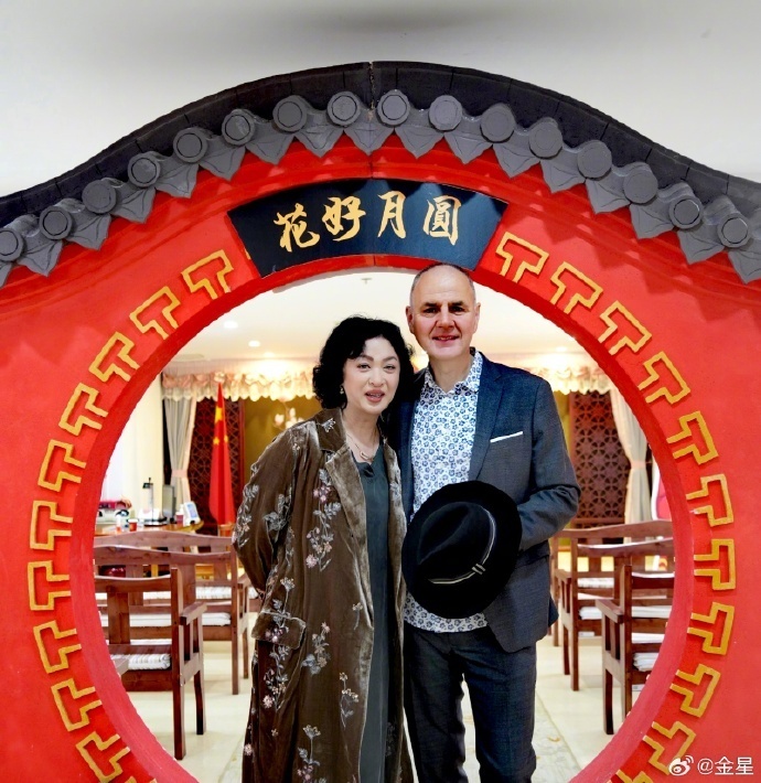 金星晒出结婚证宣布与丈夫汉斯复婚曾为孩子户口离婚