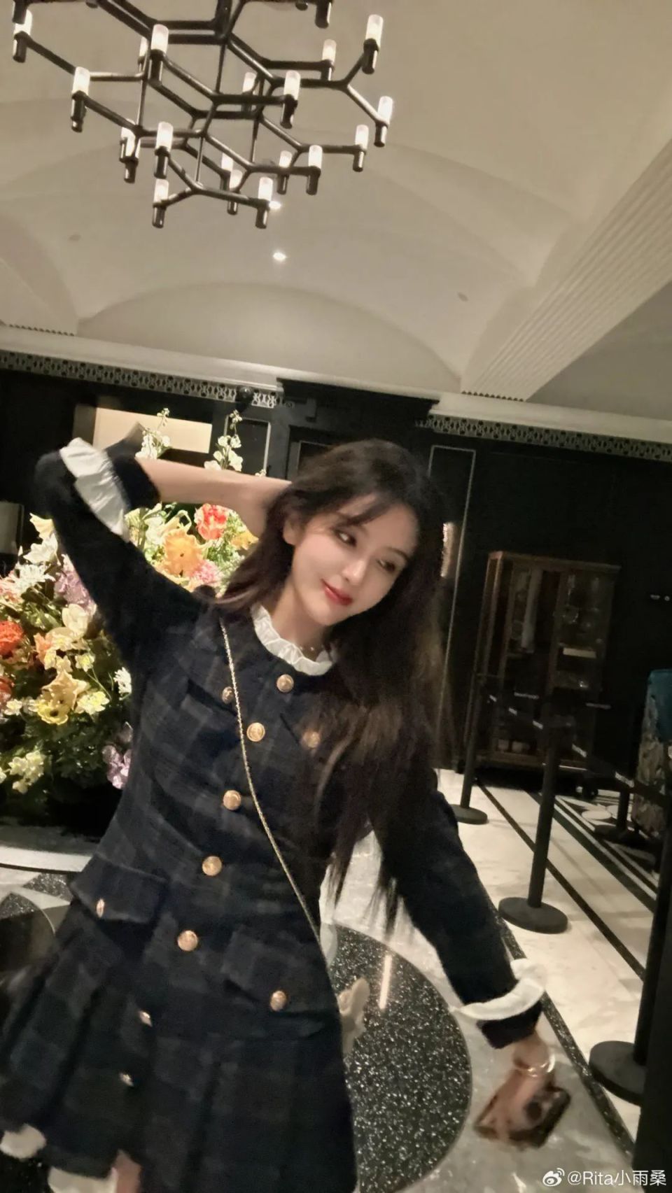 【lpl老婆】rita甜美短裙,假期看看腿,顺风又顺水_腾讯新闻