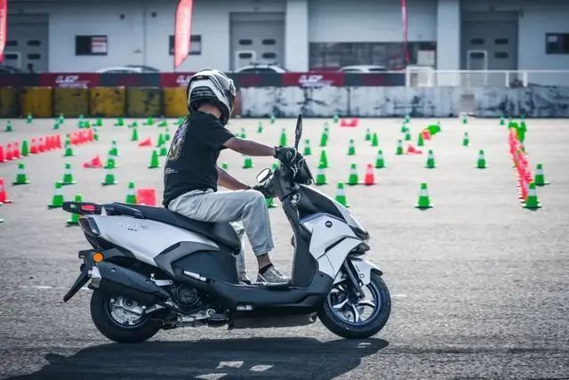 7999元,qjmotor鸿125标准版上市,剑指铃木uy