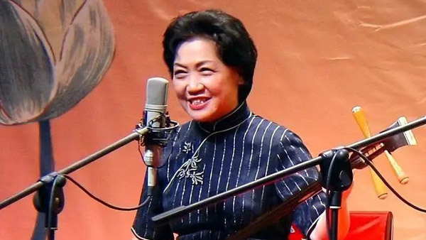 今年八月,连日酷暑,报上登了个不大的讣告:"著名评弹演员余红仙去世