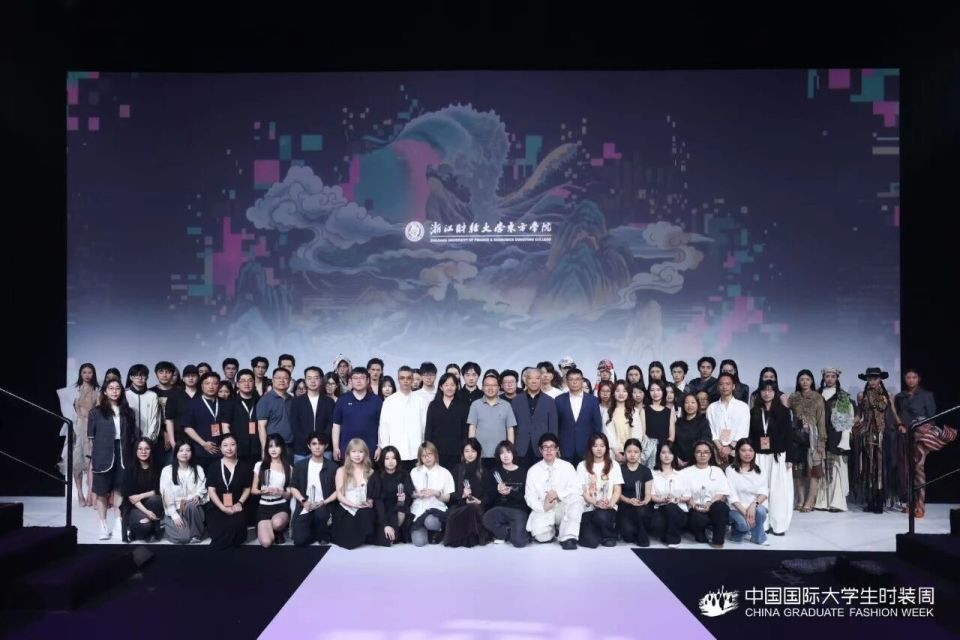 来源：中国国际大学生时装周浙江财经大学东方学院2026年5月20日上午11时，浙江财经大学东方学院2026届服装与服饰设计专业毕业专场发布秀亮相2026中国国际大学生时装周。发布秀以“观東方·双重在场”为主题，集中呈现本届毕业生90余套系列作品，涵盖女装与男装设计。青年设计师们围绕“时尚+东方文化”“时尚+在地传承”“时尚+数智媒介”三大方向展开创作探索，以多元视角回应传统文化当代表达、非遗技艺活