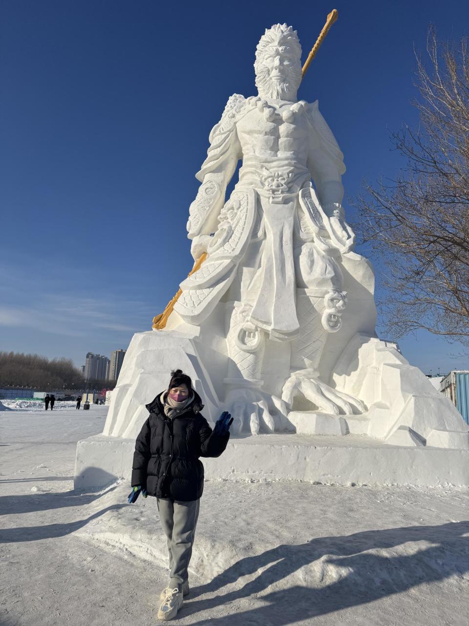 黑龙江佳木斯“黑悟空”雪雕“丑出圈”：修复后苹果肌变小