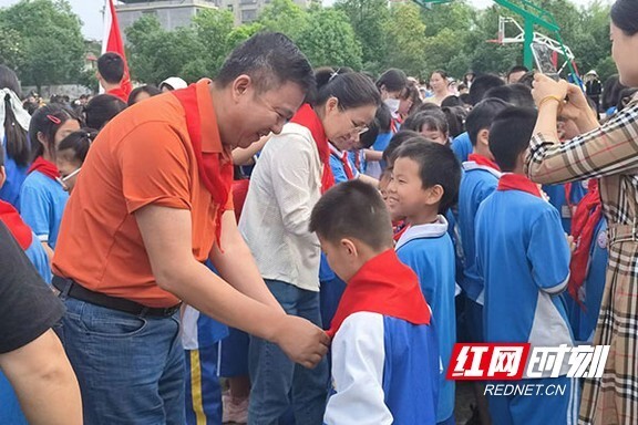 南县厂窖镇:人大代表爱心捐赠 关爱儿童情暖"六一"