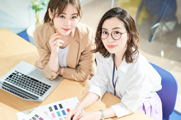 全国两会两会快评给予职场育龄女性更多支持