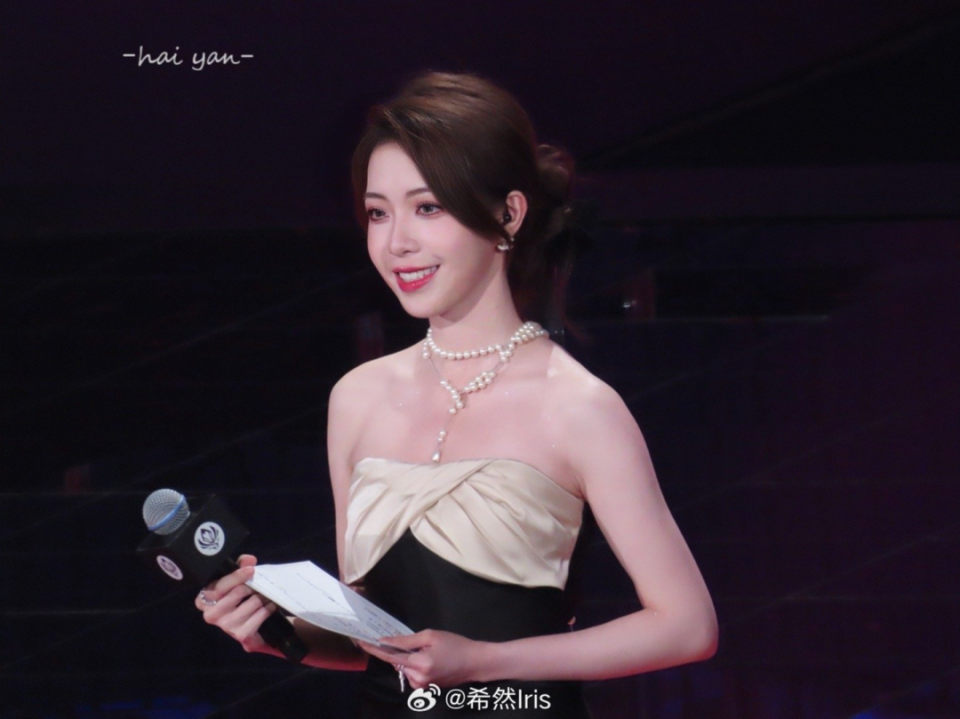 【lpl老婆】希然主持抽签,抹胸礼服配珍珠项链太好看了