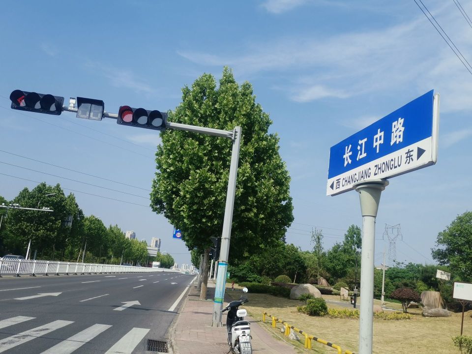 六安一道路指示牌"东西颠倒" 市民呼吁改正过来