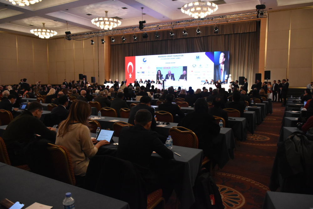 这是2月21日在土耳其伊斯坦布尔拍摄的峰会现场.