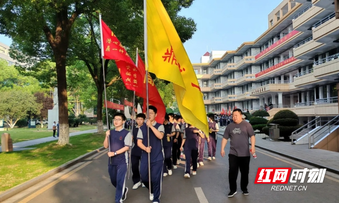 鼎城一中2024届高三师生开展"青春追梦"远足活动