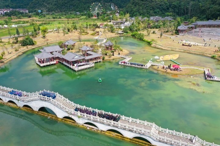 长顺县2024年秋季"村晚"在神泉谷景区精彩上演