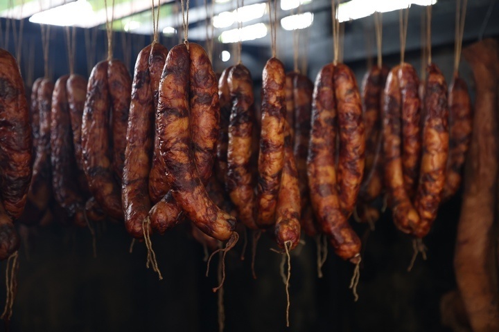 望谟:烟熏腊肉加工忙 溢出满满年滋味