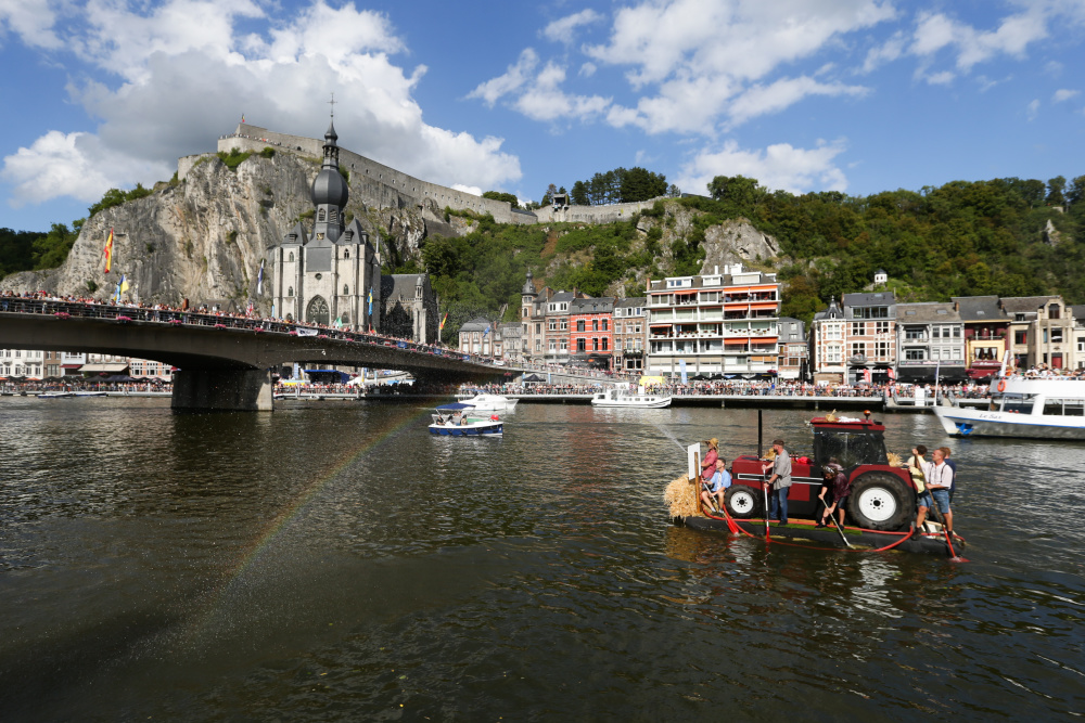 比利时迪南举办浴缸划船节