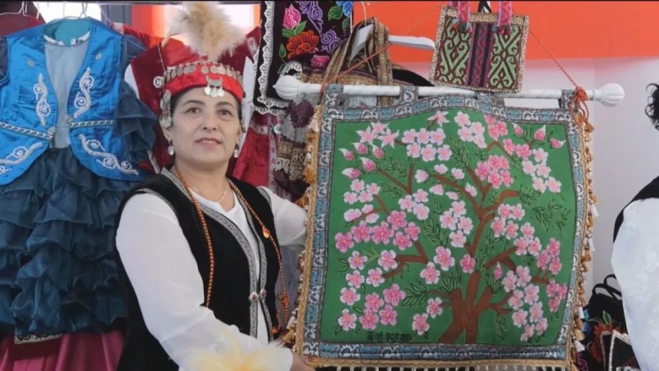 本地游客努尔兰·吐尔生汗:"今天和几个朋友来杏花沟玩,看到这里手