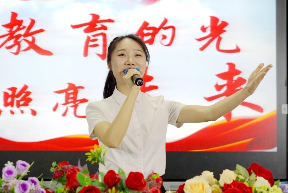 从个人成长,创新教学,坚守乡村教育等角度展开演讲,深刻解读并展现