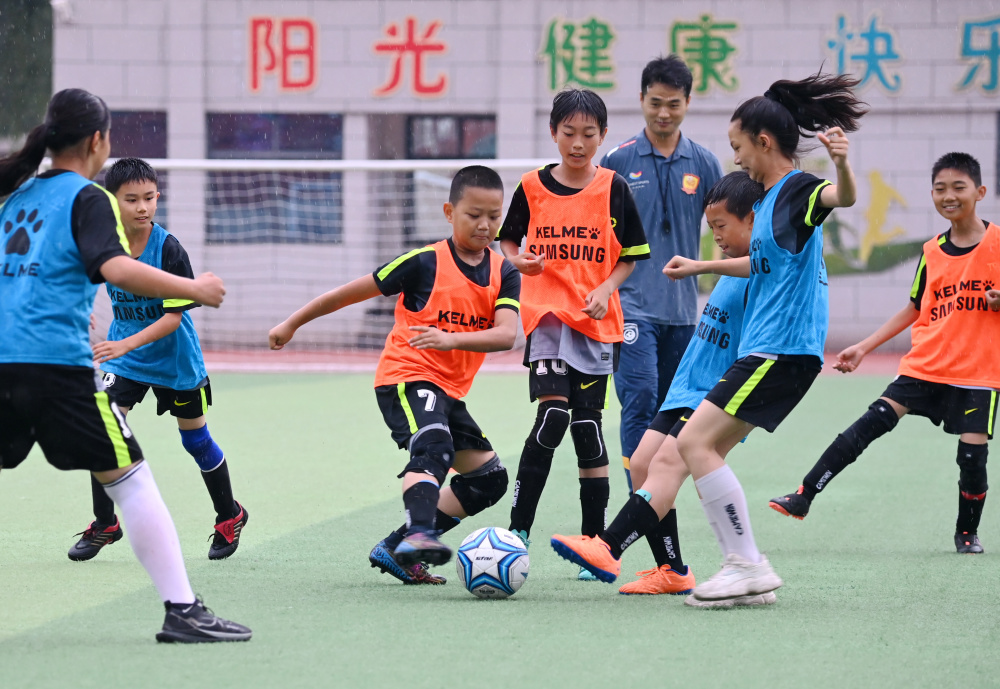 公益足球课走进秦巴山区